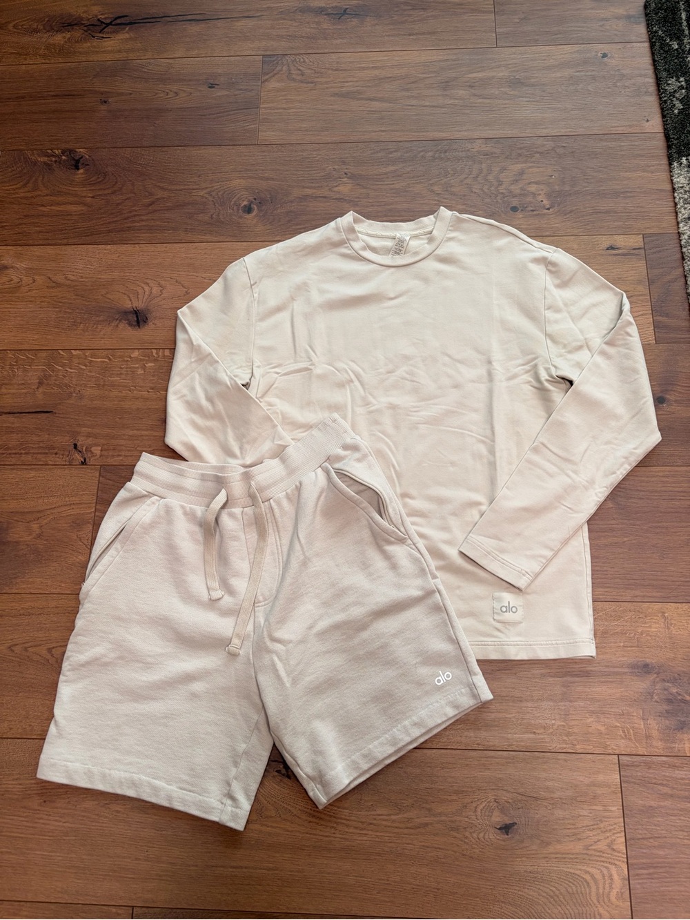 Mens ALO SET Cream Lounge Long Sleeve Top & Shorts
